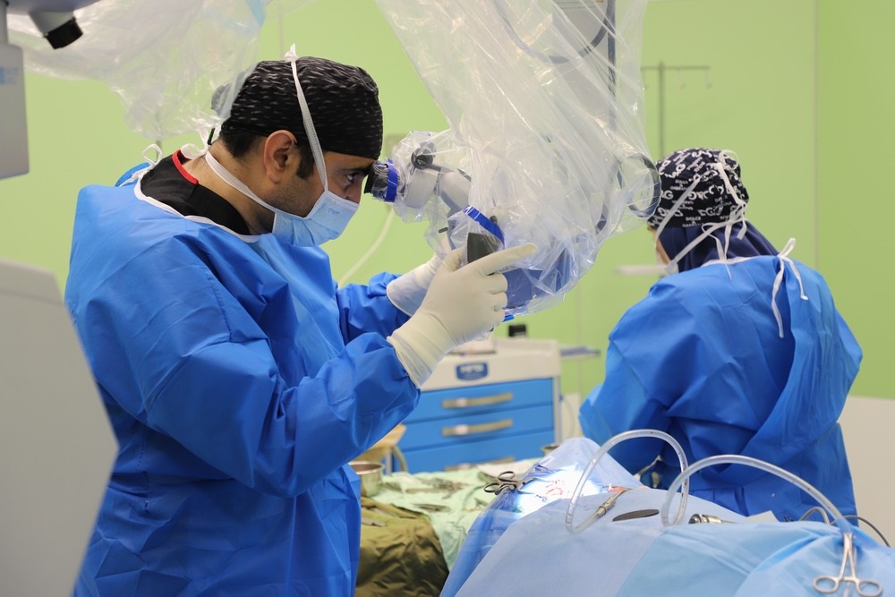 1742534839 244 انجام نخستین جراحی ساقه مغز در بیمارستان کودکان حکیم