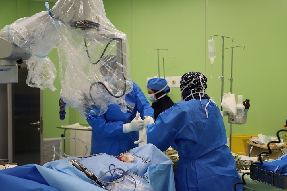 1742534840 867 انجام نخستین جراحی ساقه مغز در بیمارستان کودکان حکیم