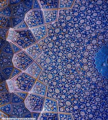 آبی زیبا در مقرنس های باشکوه مدرسه چهارباغ اصفهان