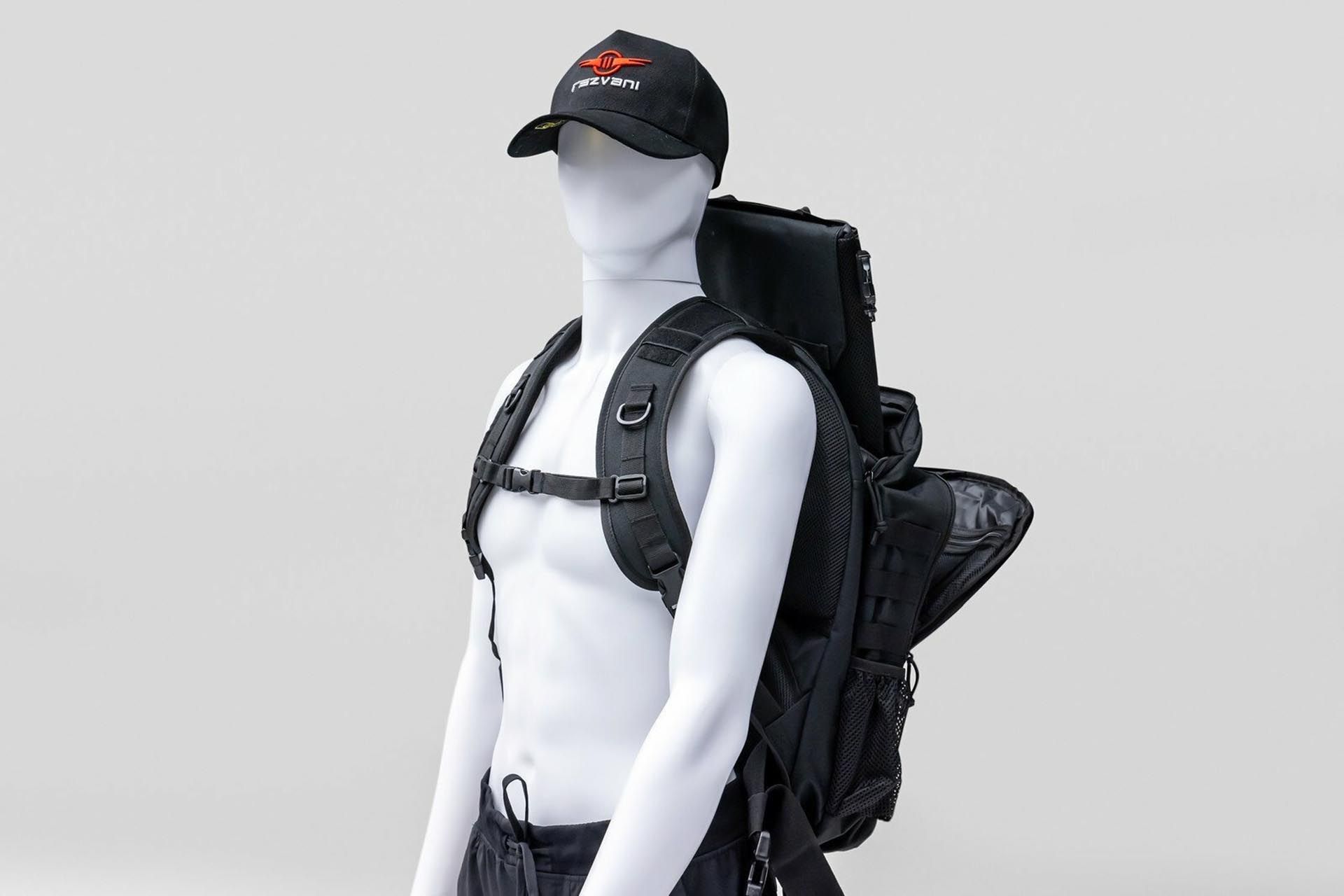 یک مانکن با کلاه با کوله‌پشتی ضد گلوله رضوانی