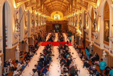 تصویر جالب از پهن کردن سفره افطاری در کاخ سلطنتی بریتانیا