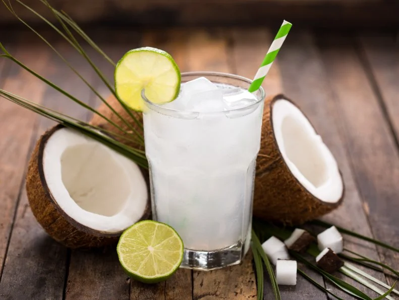 زمان ورزش چه مقدار آب بنوشیم؟_سودو تکنولوژی 12 یک لیوان نوشیدنی خنگ