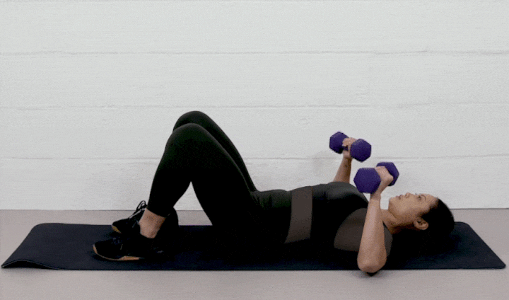 حرکات بدنسازی با دمبل؛ ۲۷ تمرین و انواع حرکات با دمبل_سودو تکنولوژی 81 ورزش با دمبل - پرس دمبل روی زمین