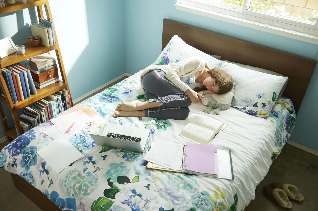 اهمال کاری چیست؟ انواع، علل و راهکارهای مقابله با آن_سودو تکنولوژی 25 دراز کشیدن دختر در تختخواب با کتاب ها