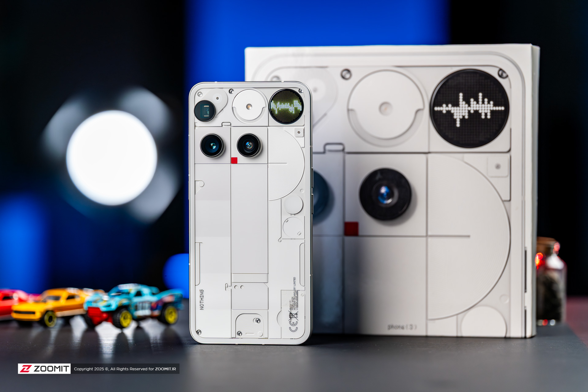 بازدید ناتینگ فون ۳؛ ناتینگ به خودش هم خیانت کرد!_سودو تکنولوژی 24 ناتینگ فون ۳ در کنار جعبه گوشی