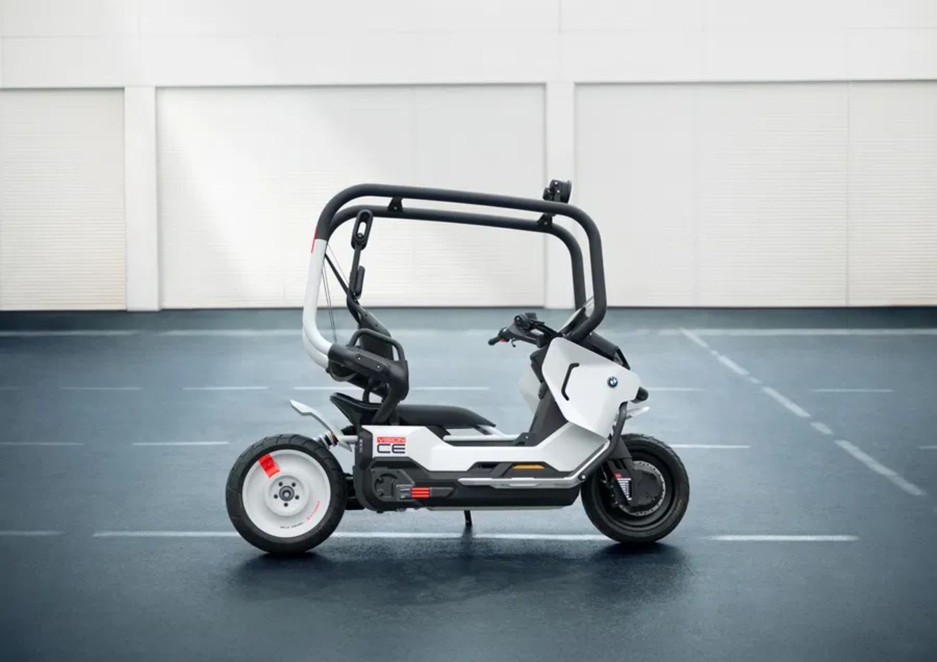 اسکوتر Vision CE به‌صورت پارک شده