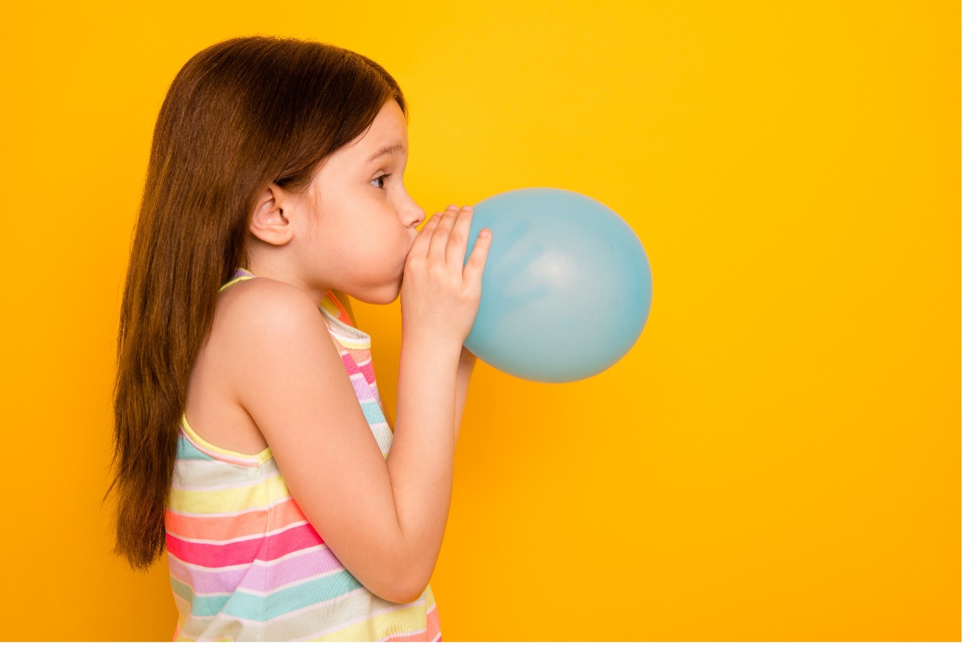 ۱۵ بازی برای کنترل خشم کودکان؛ چطور به کودکمان مدیریت خشم را آموزش دهیم؟_سودو تکنولوژی 10 باد کردن بادکنک دختر بچه