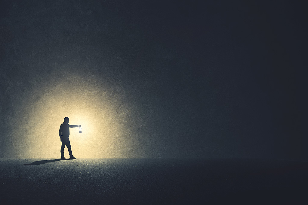 مقصد از خلقت انسان چیست؟_سودو تکنولوژی 23 مرد کنار دیوار با چراغ در دست در تاریکی