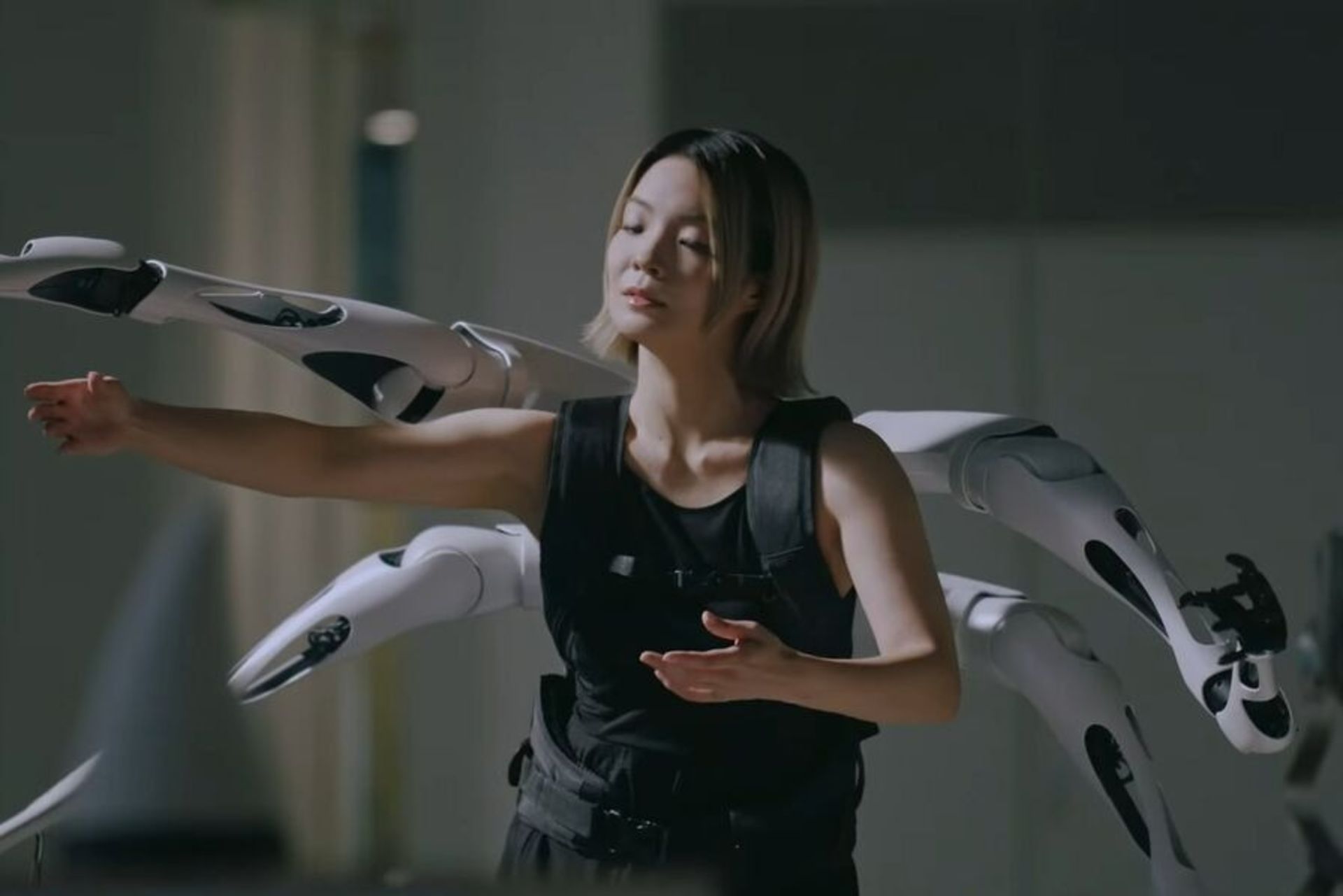 یک زن جوان با بازوهای رباتیک در پشت