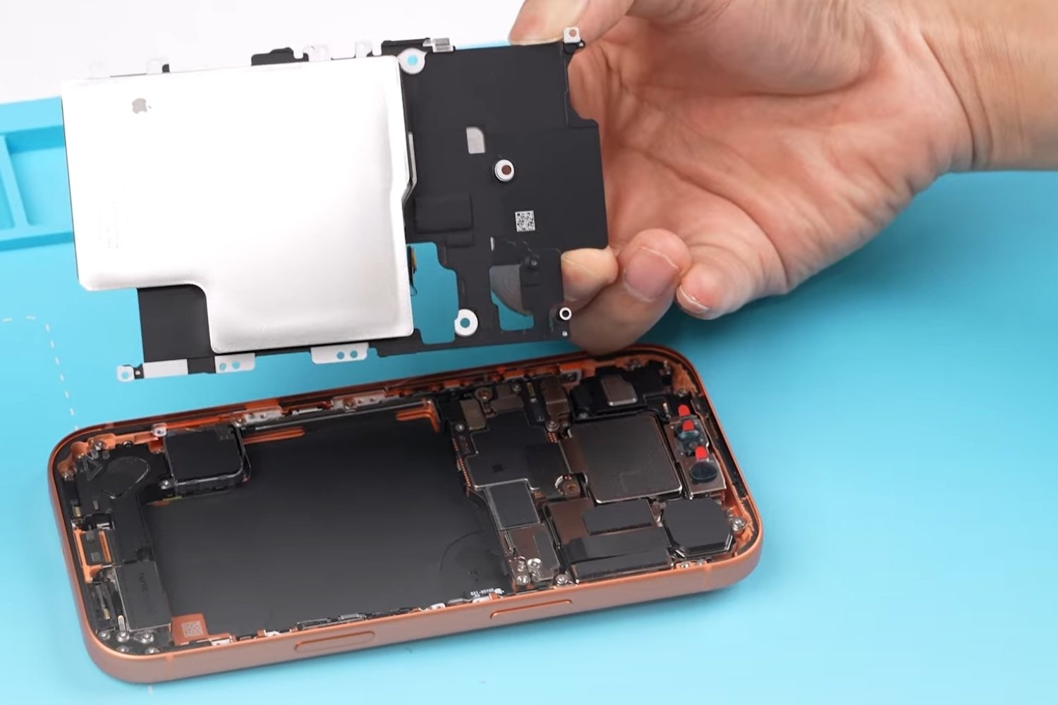 ویدیو: کالبدشکافی گوشی آیفون ۱۷ پرو مکس